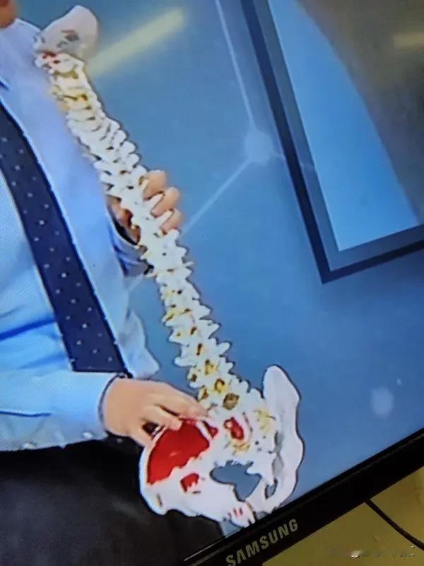 腰腿痛不治疗真的可能越来越严重。腰腿痛可能是腰椎间盘突出、骶髂关节炎等疾病的表现