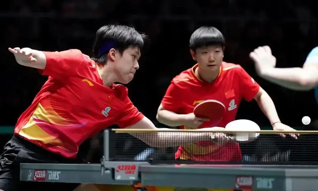 千万别信“四金不可能”的结论。因为国乒这对00后，正在重写奥运运动员的生理