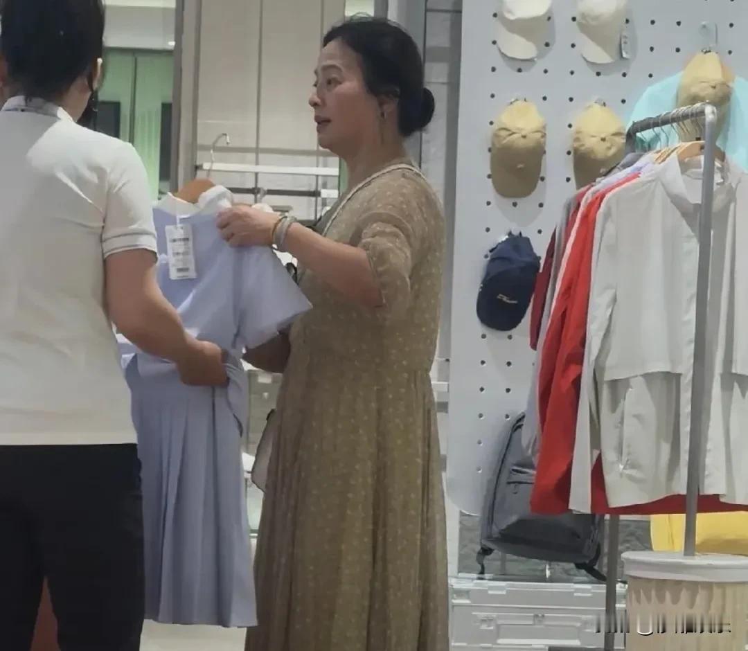 近日，有网友在北京某商场逛街时，偶遇了刘亦菲妈妈。快70岁的人了，穿着一身浅黄