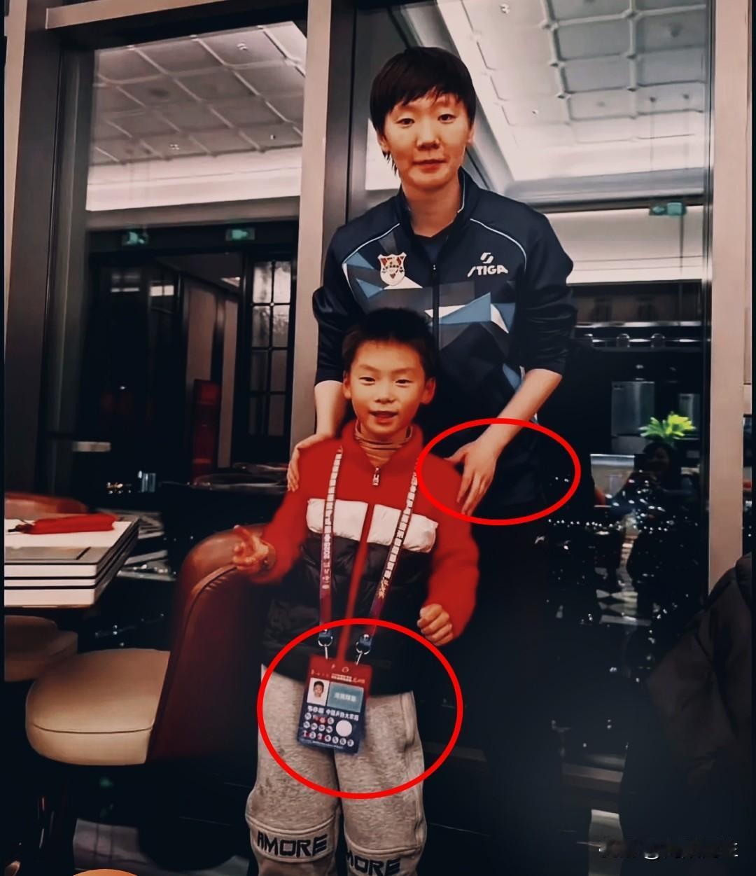 今天刷手机看到个有意思的事儿，乒超总决赛那会儿，有个小球童的家长晒了张合影。