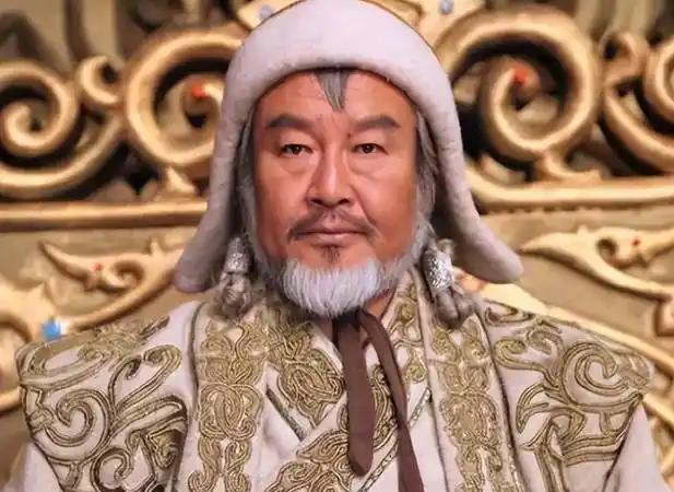一代天骄成吉思，在1227年，在攻打西夏途中病逝。由于蒙古族盛行“密葬”