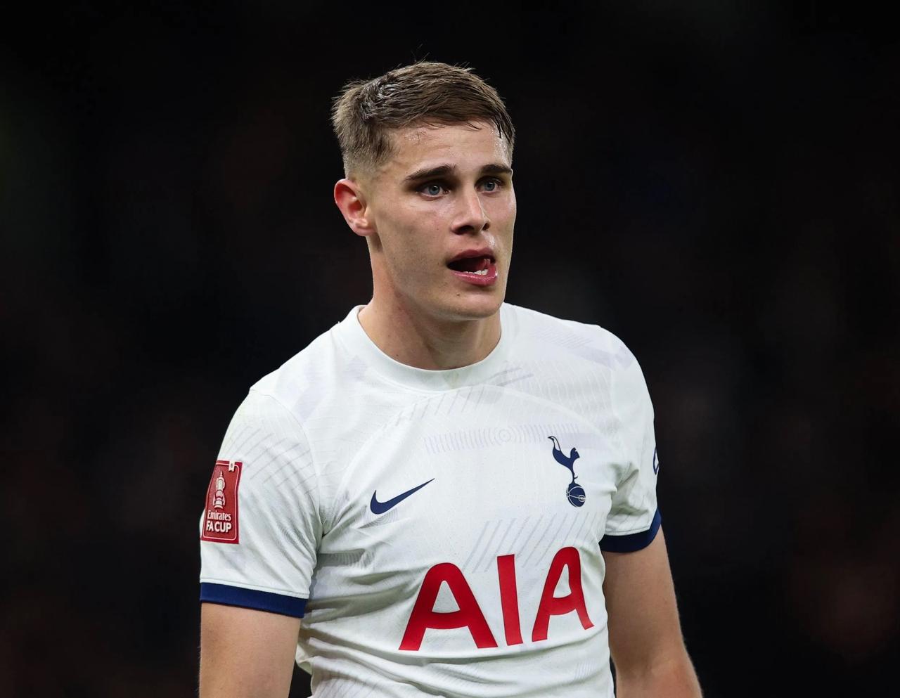 【巴萨想买范德芬】据西班牙《每日体育报》，24岁的热刺后卫米基·范德芬是这份候选