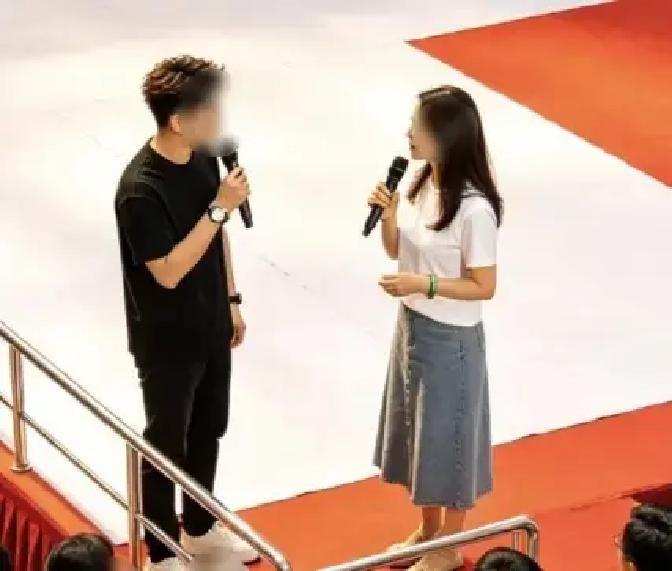 27岁姑娘相亲直接甩条件。婚后不做饭不洗衣。男方当场点头。我听完脑子嗡一声