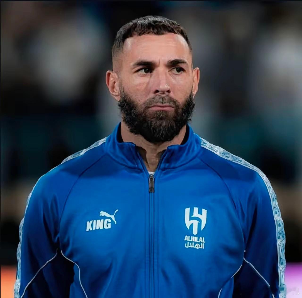 本泽马也不是省油的灯啊，外媒透露本泽马在利雅得新月更衣室引发了紧张气氛。据报道，