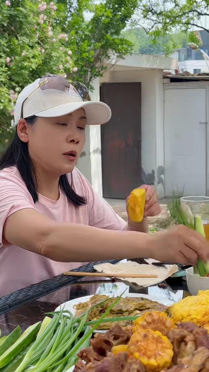 六十岁的田震，乡村小院生活，看的好惬意。