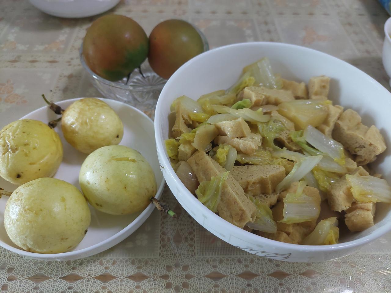 天气一直阴雨了，人的心情也有些潮湿和低沉。今早给自己做了一个白菜香肠炒油豆