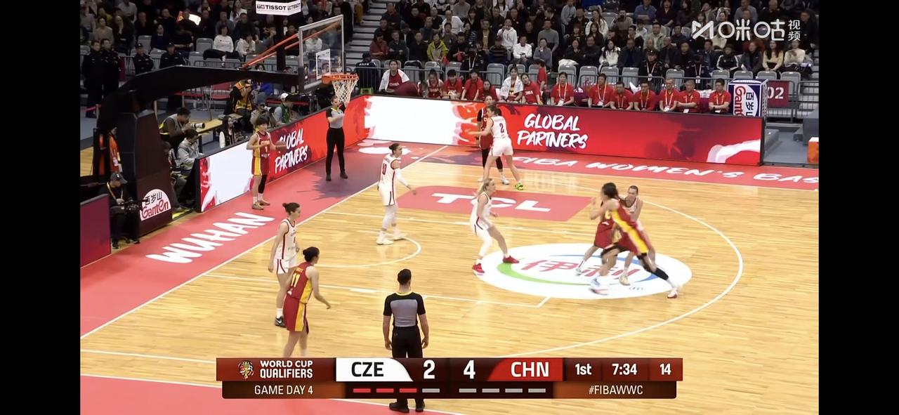 面对背水一战的捷克，中国女篮问题依旧在上半场结束后，中国女篮以37:30领先