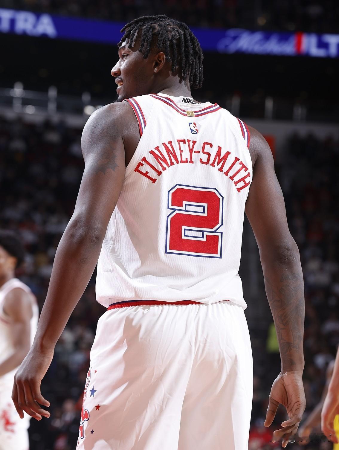 真是太离谱了！芬尼-史密斯来到火箭，不只是得分减少，连出场数也降低了：1、上