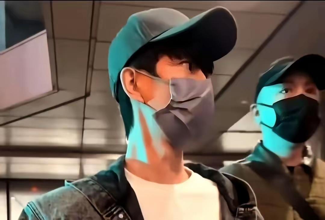 小于直播突然静音，公司甩锅“麦坏了”，可镜头里他抖到发白的嘴唇，早把真相戳穿了！