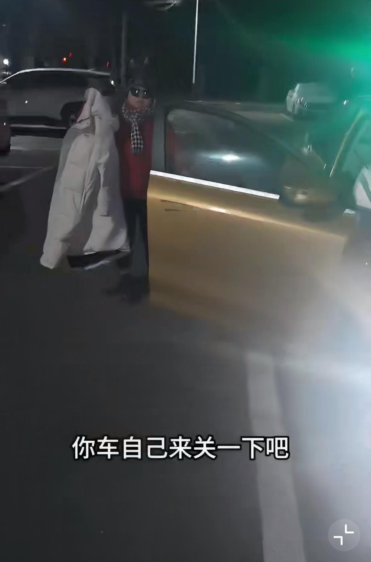 近日，哈尔滨的一出租车司机提醒同行们，一定要注意避坑这位大妈，别看她穿的板正，可