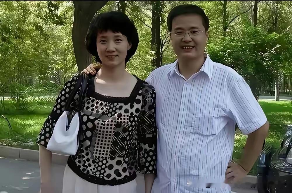 退休后的李修平依旧保持温婉端庄的模样，颜值气质丝毫未减，身旁的爱人也保养得当不显