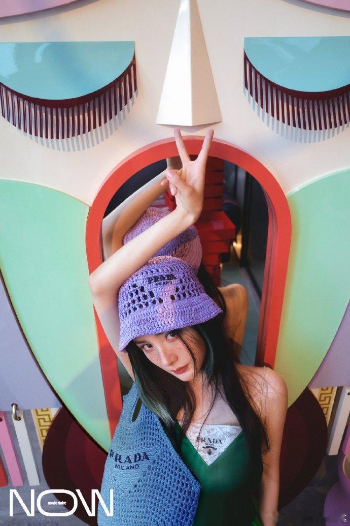 杨幂Prada高智感为当代精英女性做出完美示范。展现的不仅是外在风采，更是内在