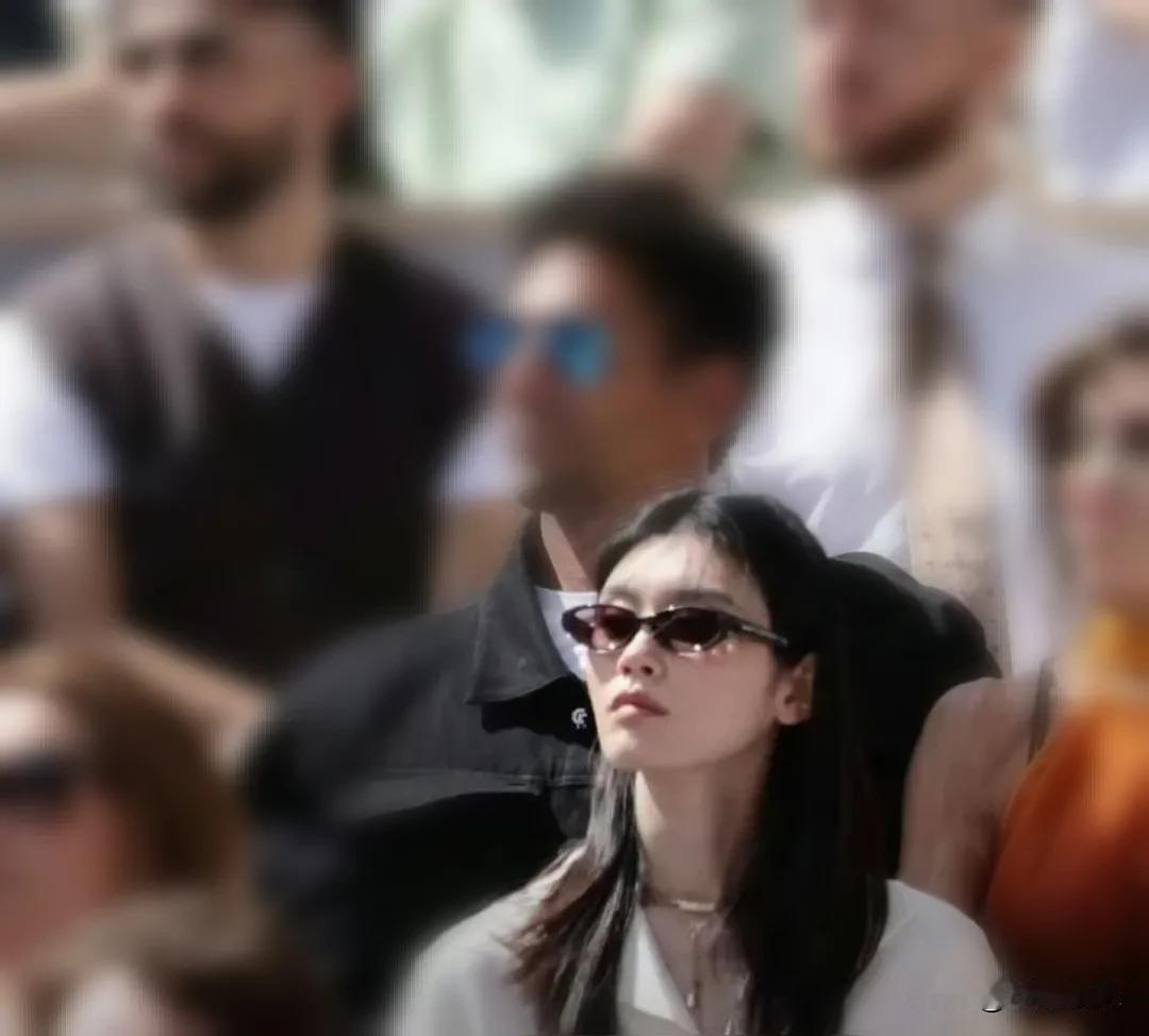 6月8日，奚梦瑶引起网友热议！起因是网上突然炸出一大波高清路透图，画面主角刚刚