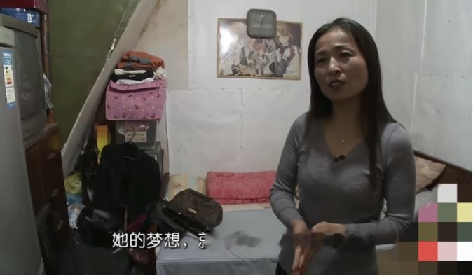 上海49岁的赵珊，因为嫌前夫没钱离了婚，想嫁个有钱人翻身，结果现在带着孩子跟老父
