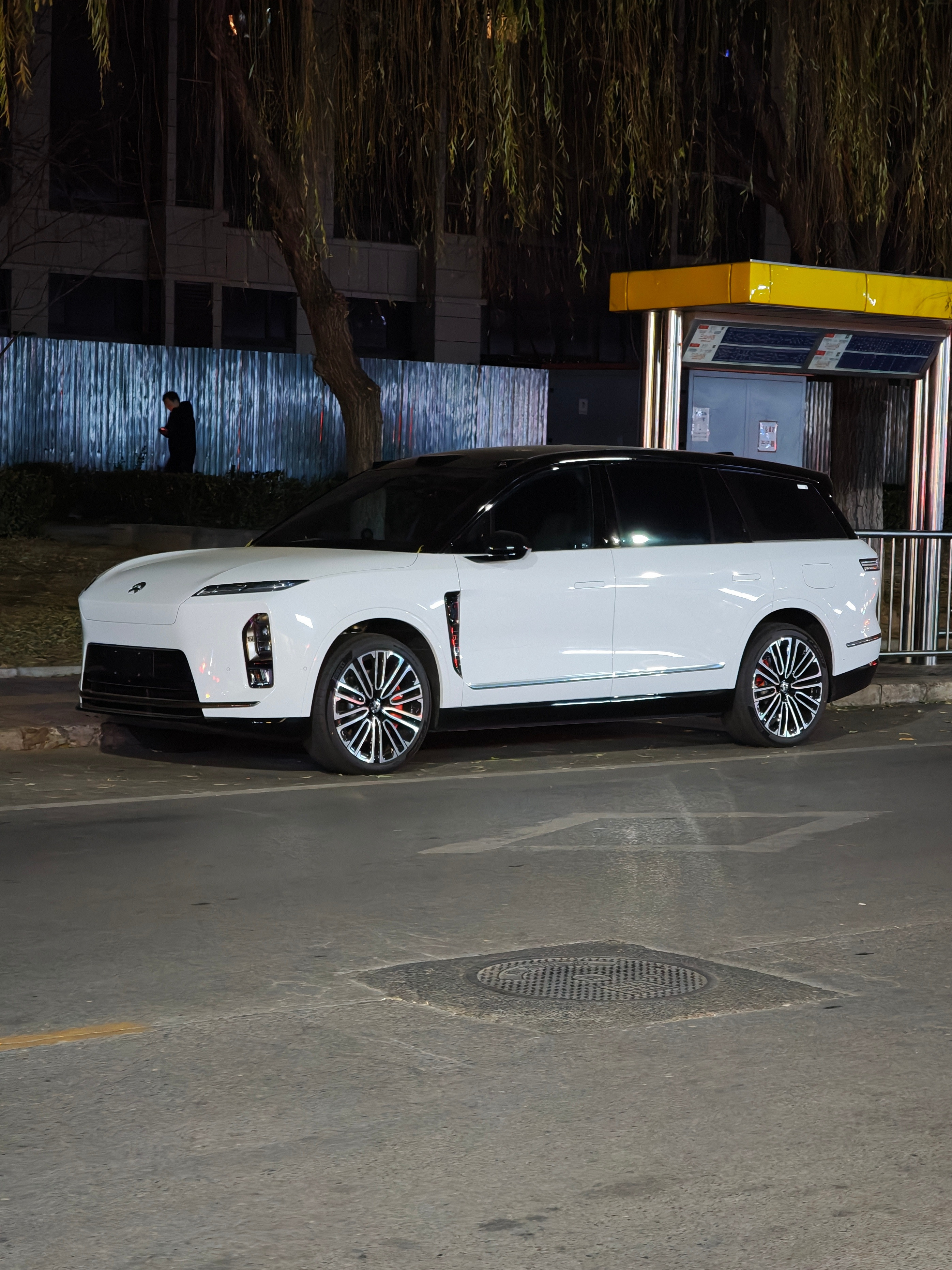 路遇白色全新ES8，前脸上的缝确实会影响一丢丢观感，最好的办法还是买深色但这个侧