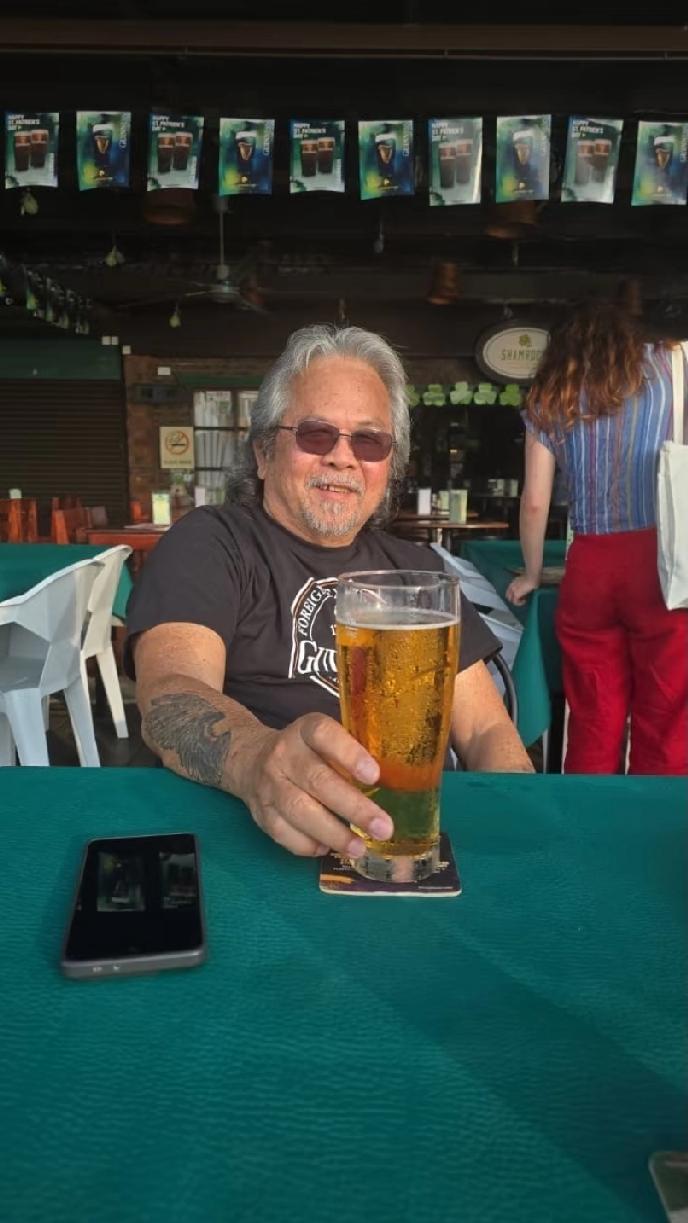 歌手曹格发图给父亲过生日，一家人去了家海边餐厅吃饭，曹格父亲留着一头长发，白发苍