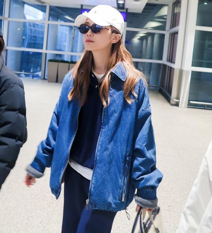 最近蔡卓妍现身机场，她这回搭配了一身蓝色的衣服，看上去年轻又时尚，真的好迷人。