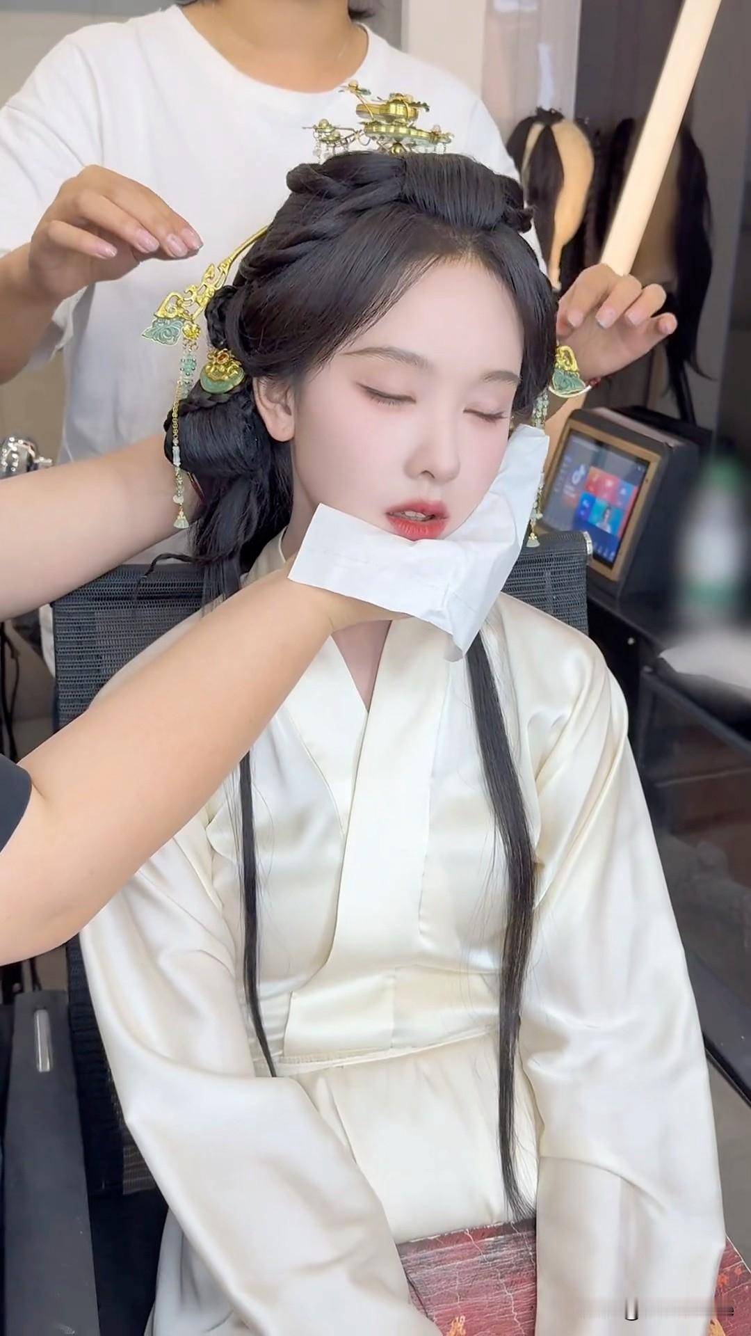 6月1日，月薪三千共情时薪三千的？陈都灵工作室分享陈都灵化妆睡觉视频，原意想表