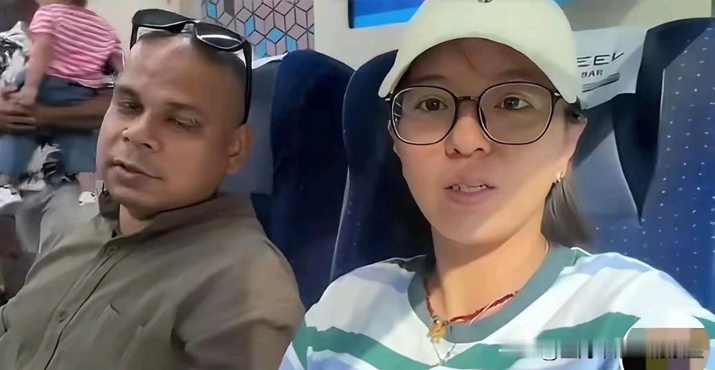 网红丹丹的印度饭店关门后，她回印度和老公团聚去了。她下了飞机转乘印度高铁，一路上