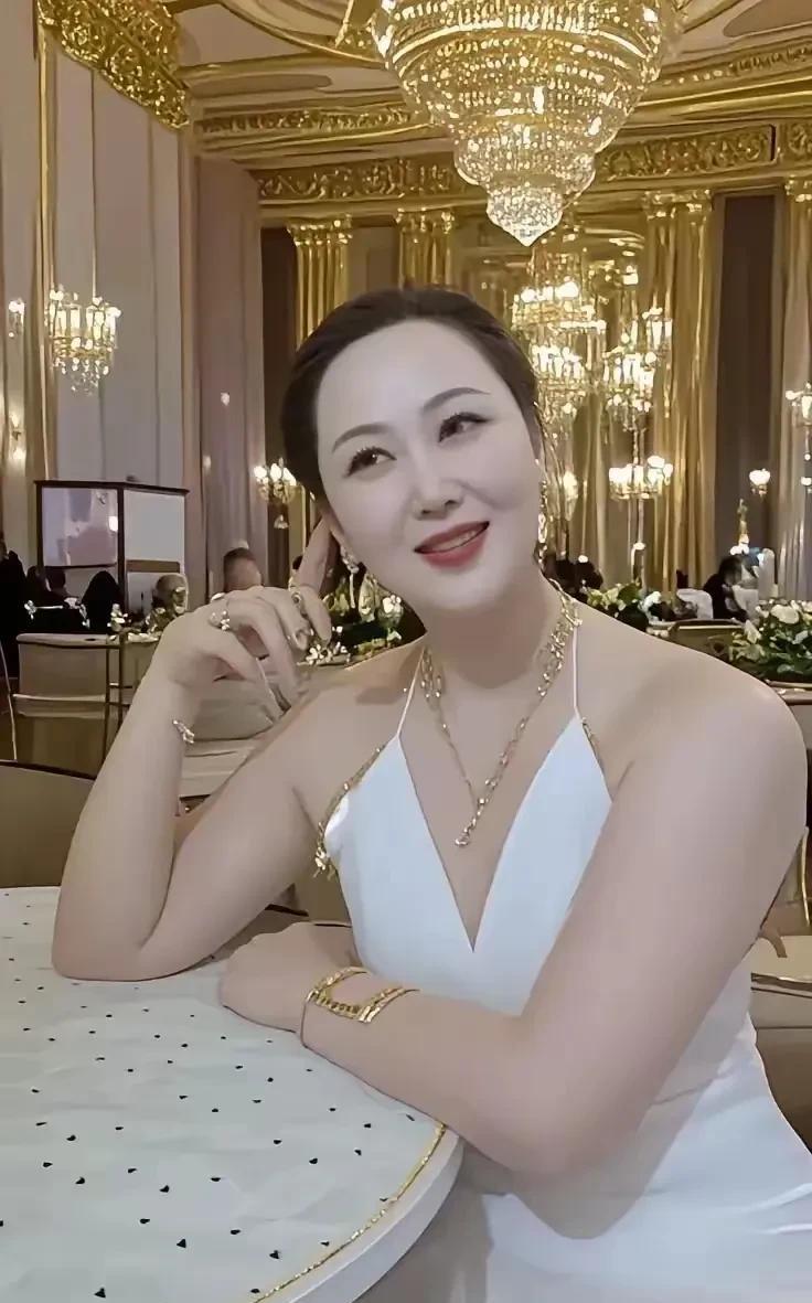 哎呀呀一不小心咋就胖了呢[害羞]男人都喜欢身材苗条的像我这种胖的应该不受