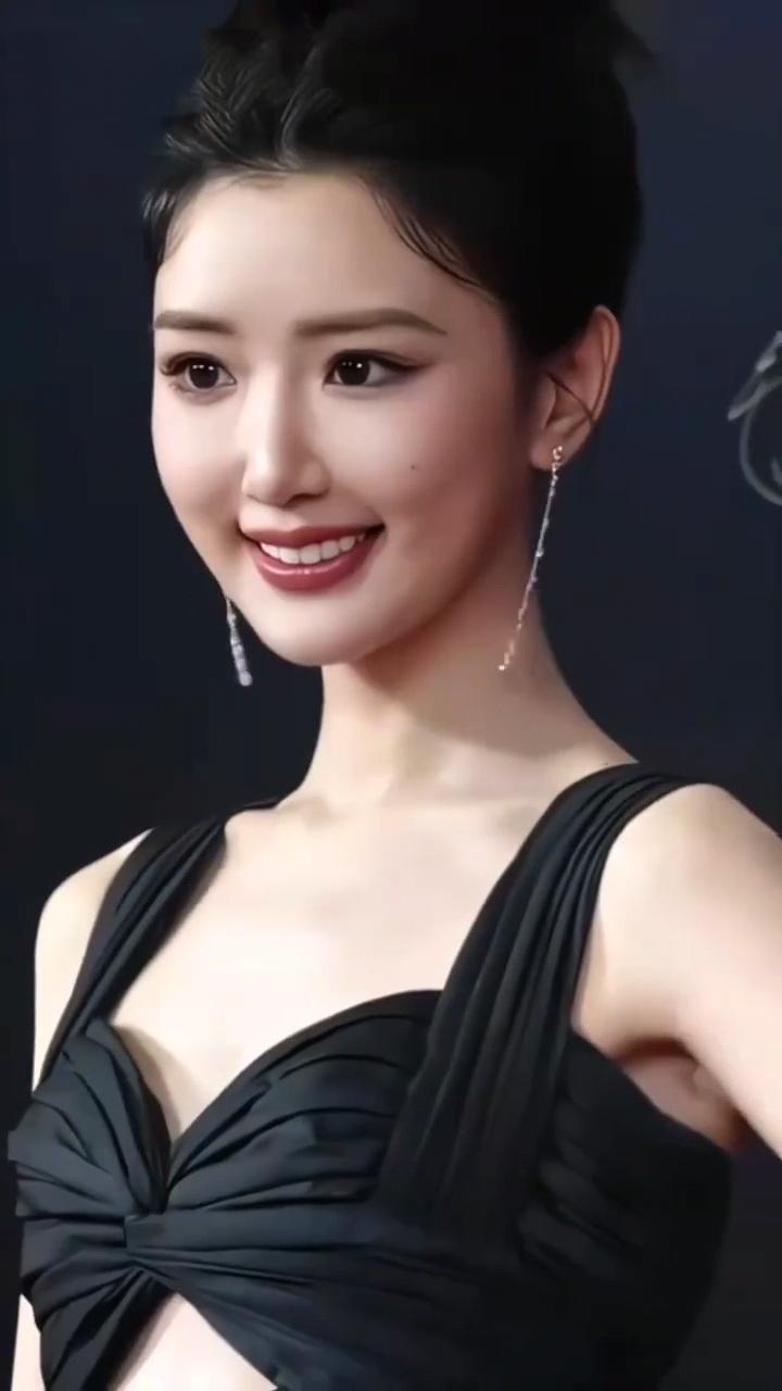 毛晓彤甜笑眼藏星，女神降临惊艳众人！[赞][赞]娱乐笑容甜美