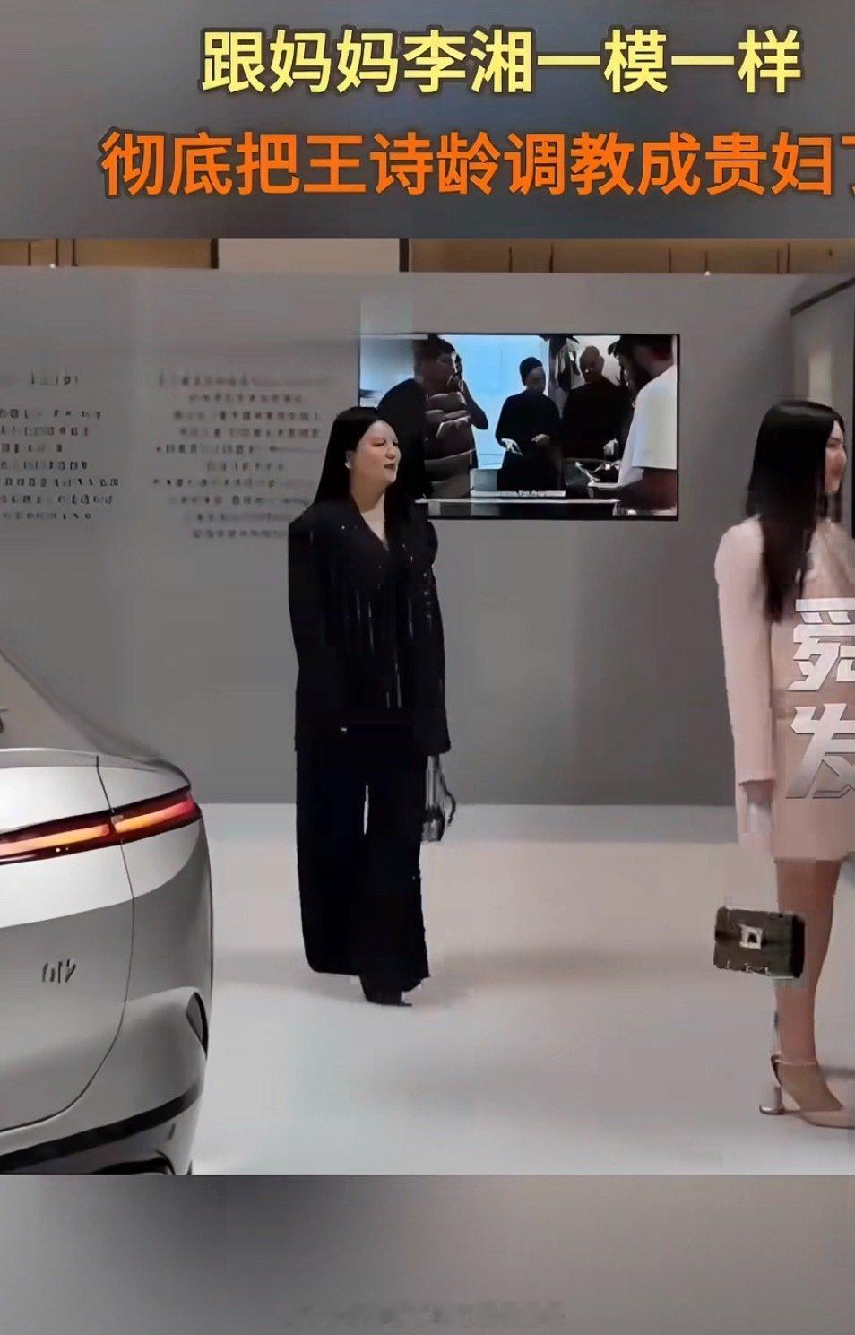 王诗龄不仅走路姿势和妈妈李湘简直一模一样，连甩名牌包的姿势都一样了，她看起来怎么比何超莲还要成熟了？