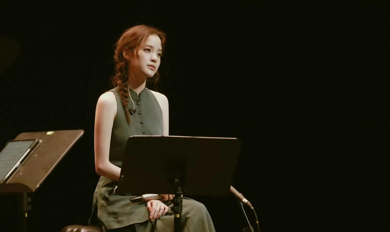 欧阳娜娜怼脸哈欠照：打破明星“完美滤镜”的率真暴击当明星们还在追求精修海报里的