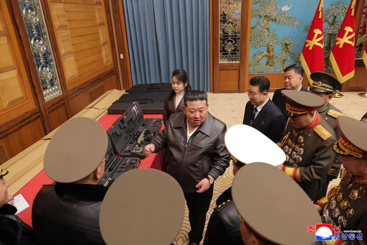 2月27日，金正恩在党中央本部会见朝鲜主要领导干部和军事指挥员，向他们赠送