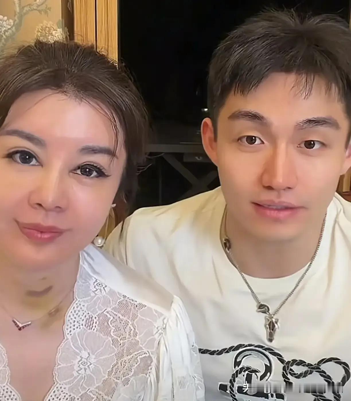 54岁于文红找了24岁小男友，不足为奇，因为她漂亮又多金。小男友自称“老六”，想