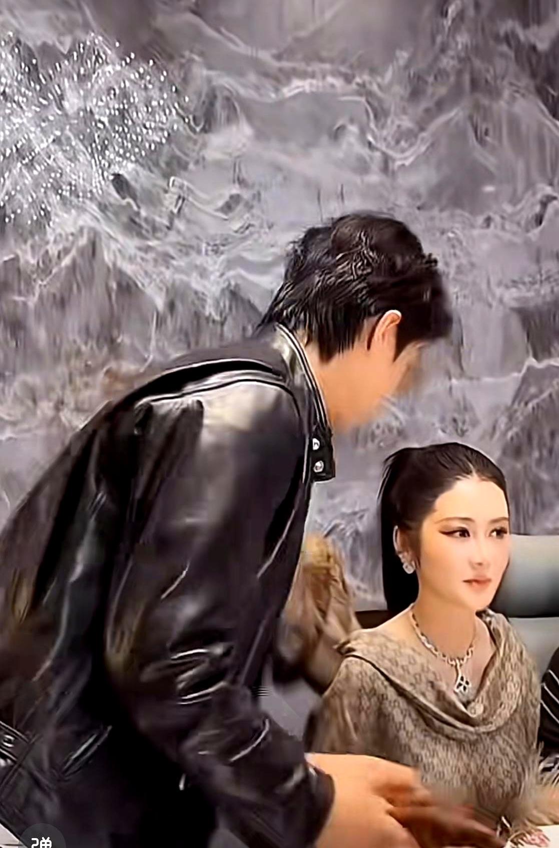 36岁带俩娃的盈公主，空降临夏见21岁小男友纳迪尔。场面够大，皮草人手一