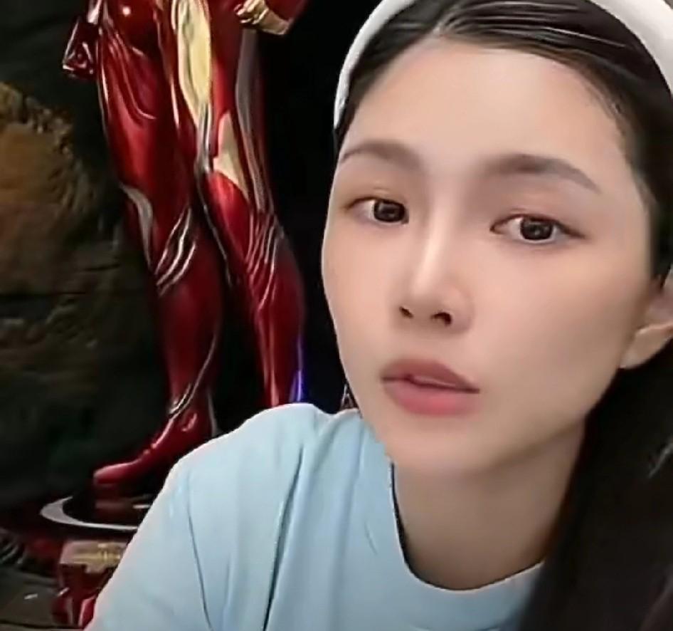 杜淳老婆王灿在直播时和网友们说：“我现在对自己的长相完全不自信，觉得自己长得越来