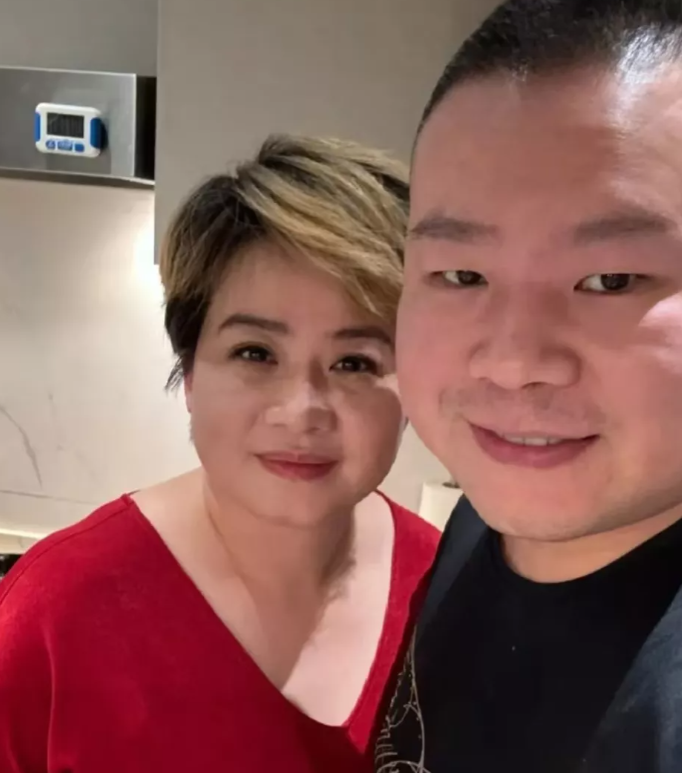 郭德纲估计坐不住了，他担心的事还是发生了，不是徒弟岳云鹏演唱会没人看了，而是