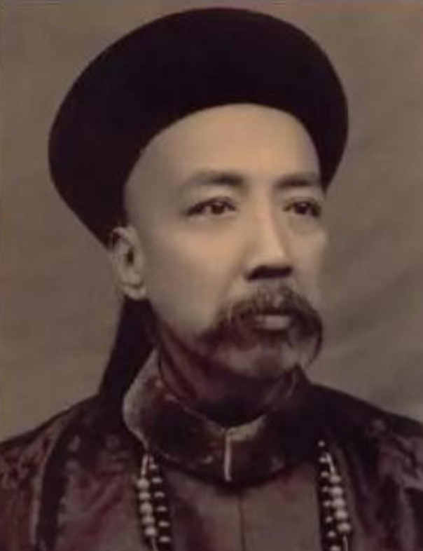 1871年，60岁曾国藩看中了聂仲芳，想招他为女婿。曾夫人闻言，赶紧跑到丈夫面前