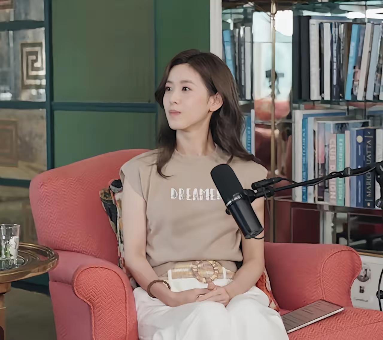 章泽天这期播客，我点开没十分钟就退出来了。不是故意挑刺，是实在看得别扭。3