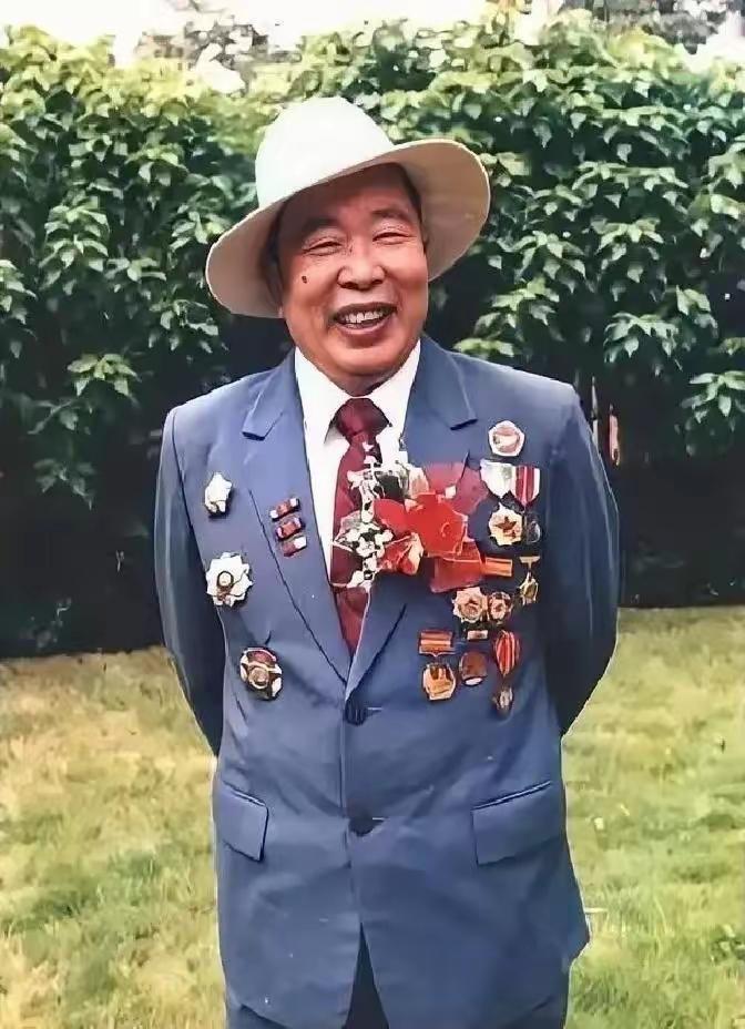 1951年冬天，25岁的志愿军飞行员华龙毅，在清川江口上空遇到14架F‑86“佩