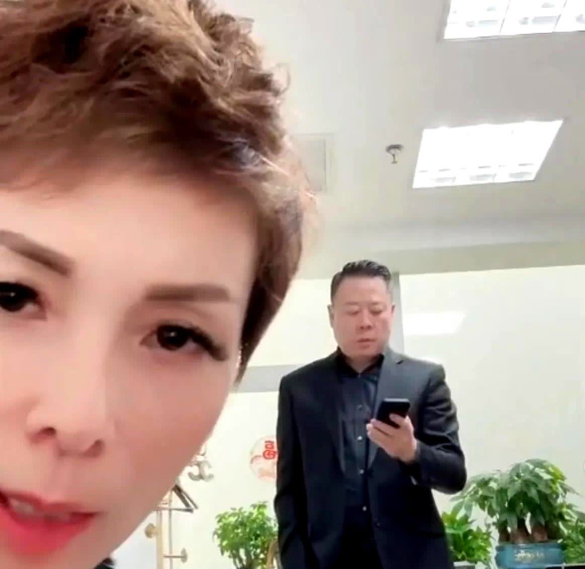 张兰这次可以彻底放心了！原来她悄悄跑去湾湾看孙子，团队直播间居然越战越勇