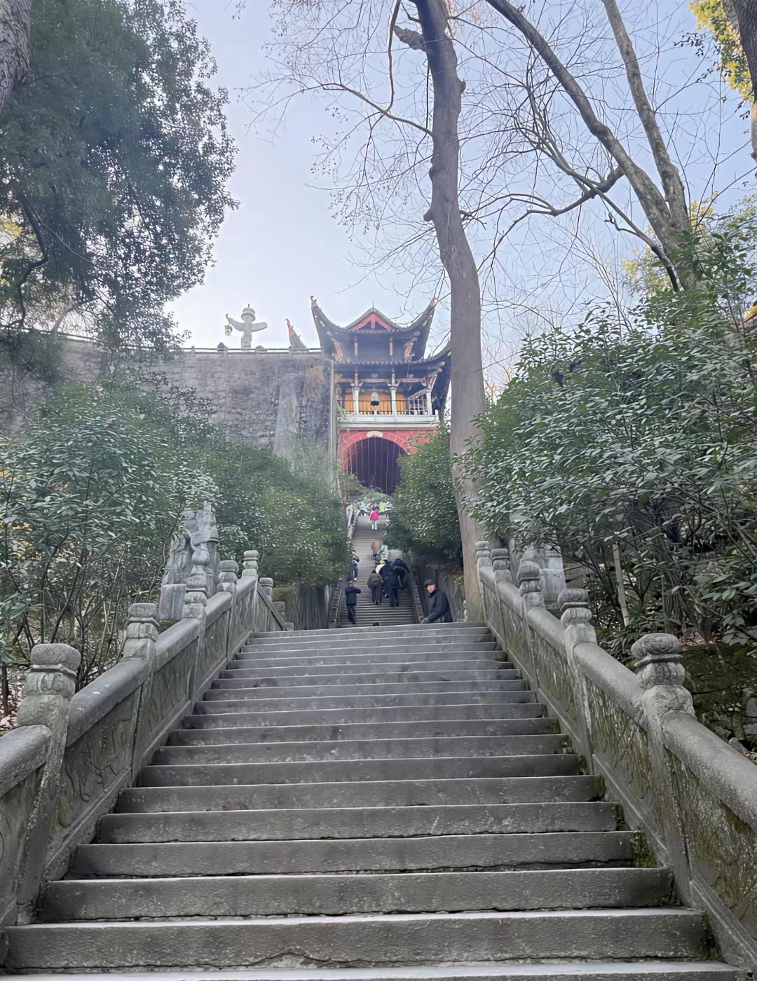 九紫离火，火旺的一年。立春后，这种现象明显，人欲昏昏沉沉，血压升高，今年在室外干