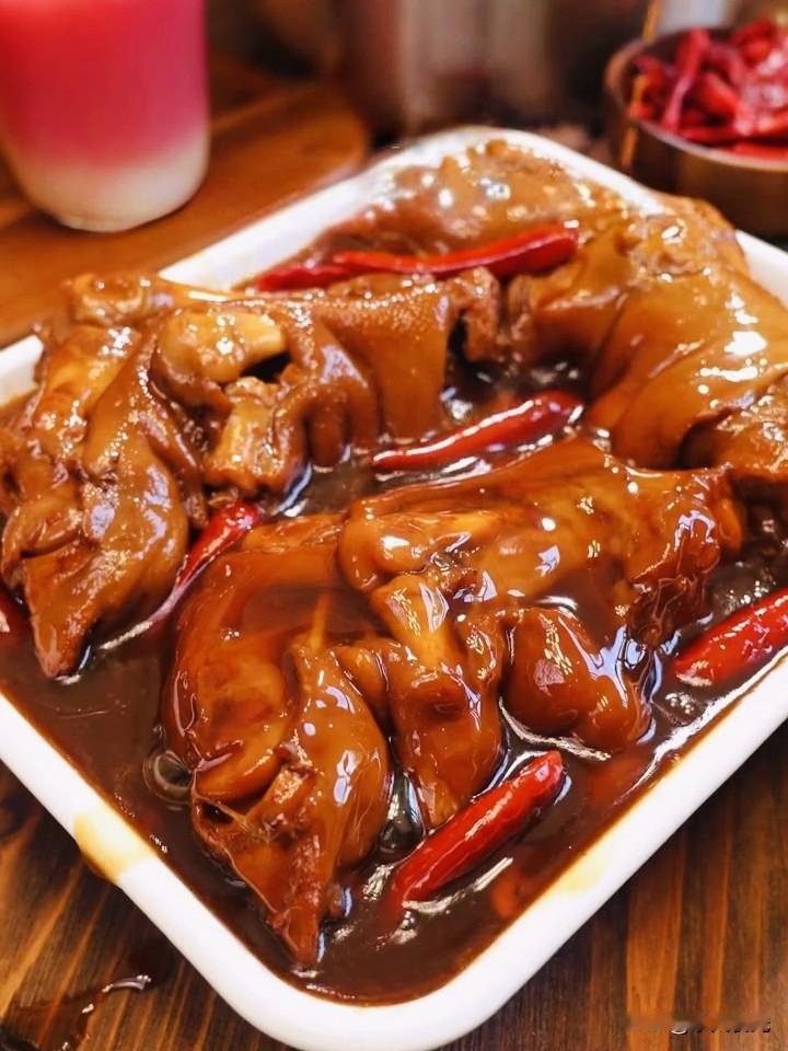 我爸有个雷打不动的老习惯，每个月总要做上两回卤猪蹄，家里人百吃不厌。前两天看着他