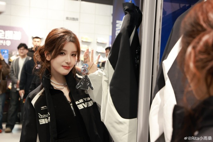 Rita晒照: 在李宁门店跟小塔见面了吗(*≧ω≦) 衣服都太好看!