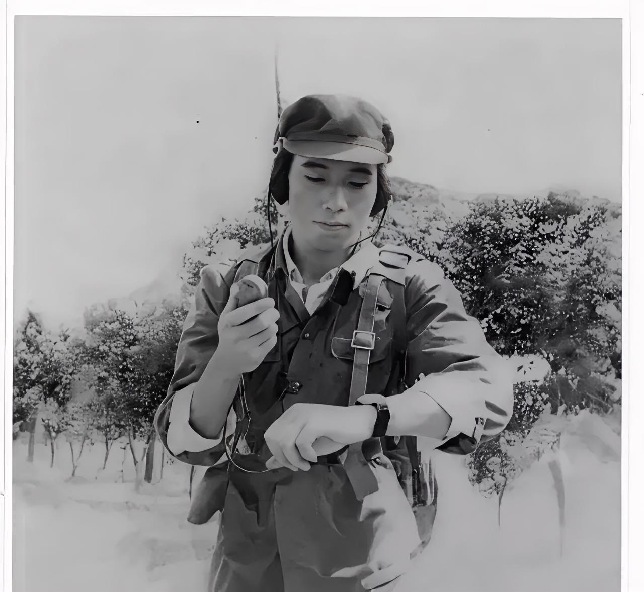 1984年，见习参谋黄登平在站岗时，突然发现大雾中好像有人影在活动，他悄摸过去，