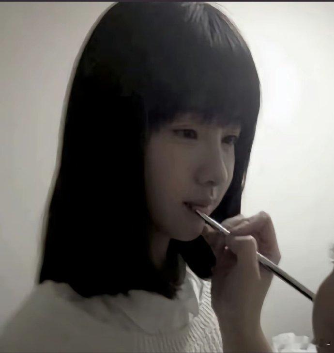 忘不了陈都灵握住主持人手的那一幕，永远都会为温柔的人心动...都灵的磁场太干净温