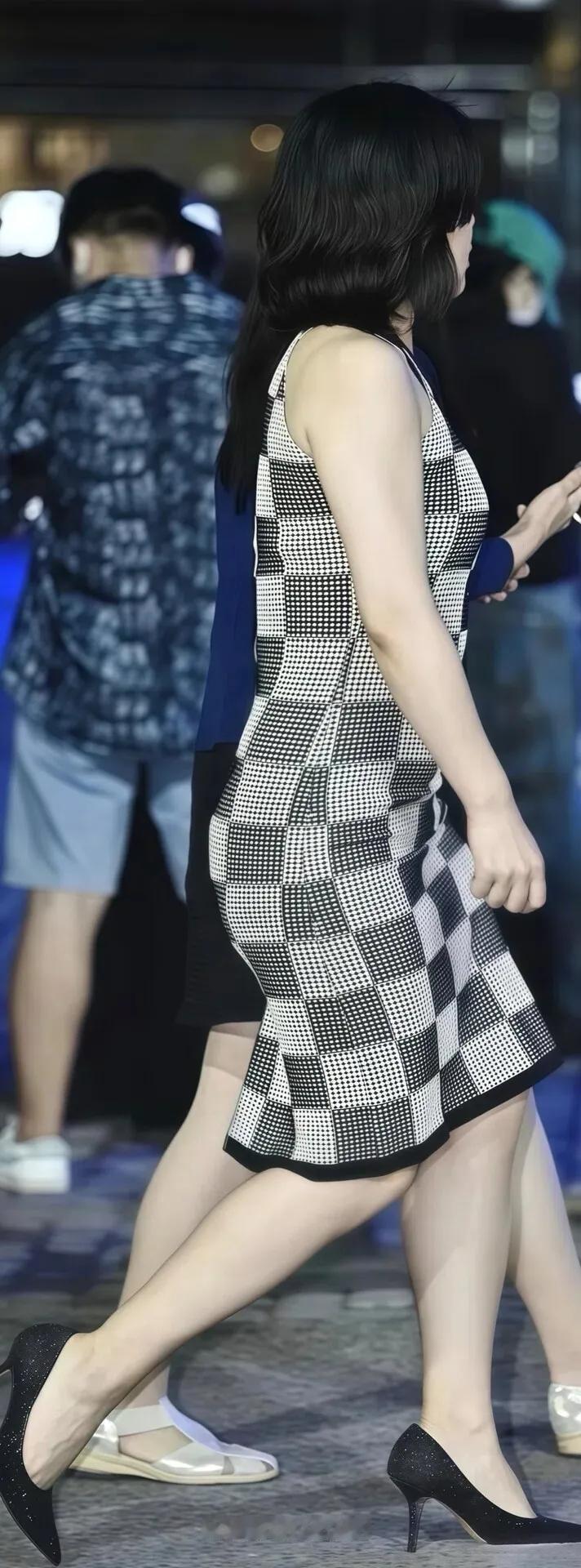 美丽少妇，裹身裙展示女性的曲线之美，你喜欢吗？