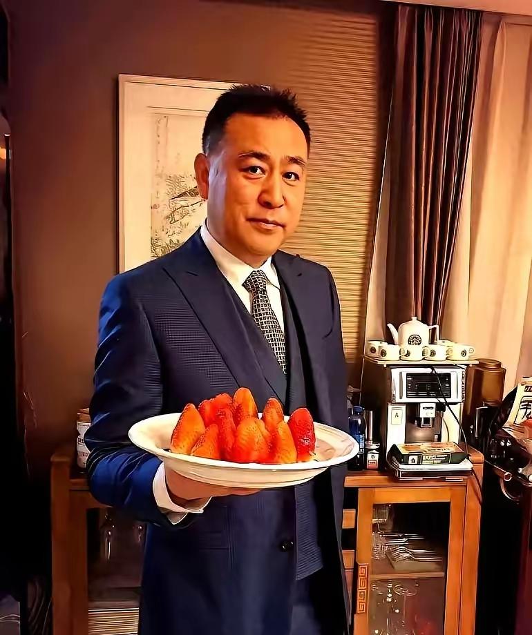 最近竟然有人说原央视主持人张宏民孤身一人很可怜，我笑了。65岁张宏民虽然至今一直