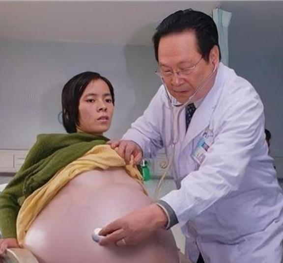 🌞2009年，怀胎12个月的女人，在丈夫的陪同下，挺着巨肚，来到了广州医院