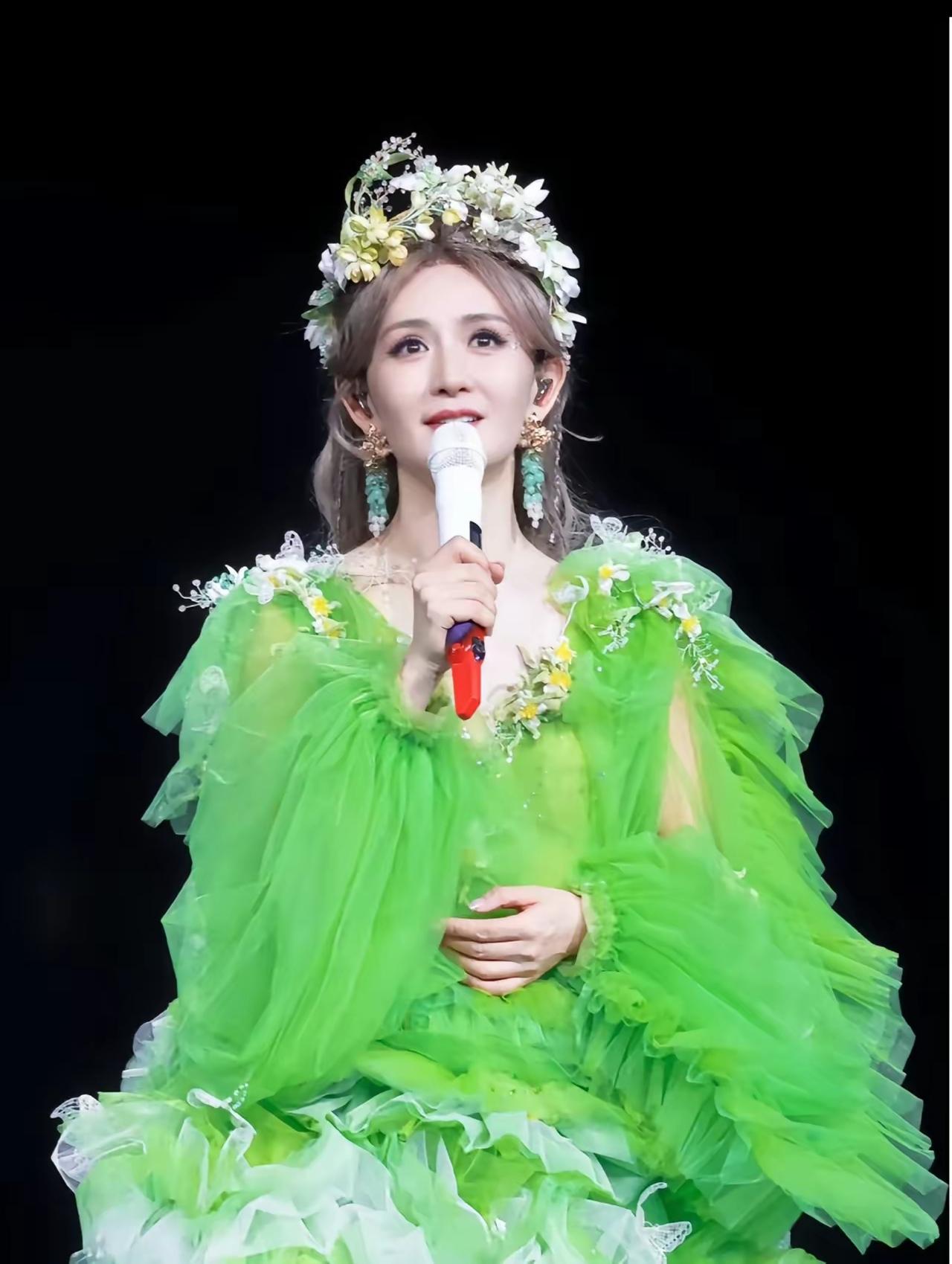 谢娜巡回演唱会的心愿，可能要泡汤了。不是没有粉丝买票，而是因为《人民日报》就