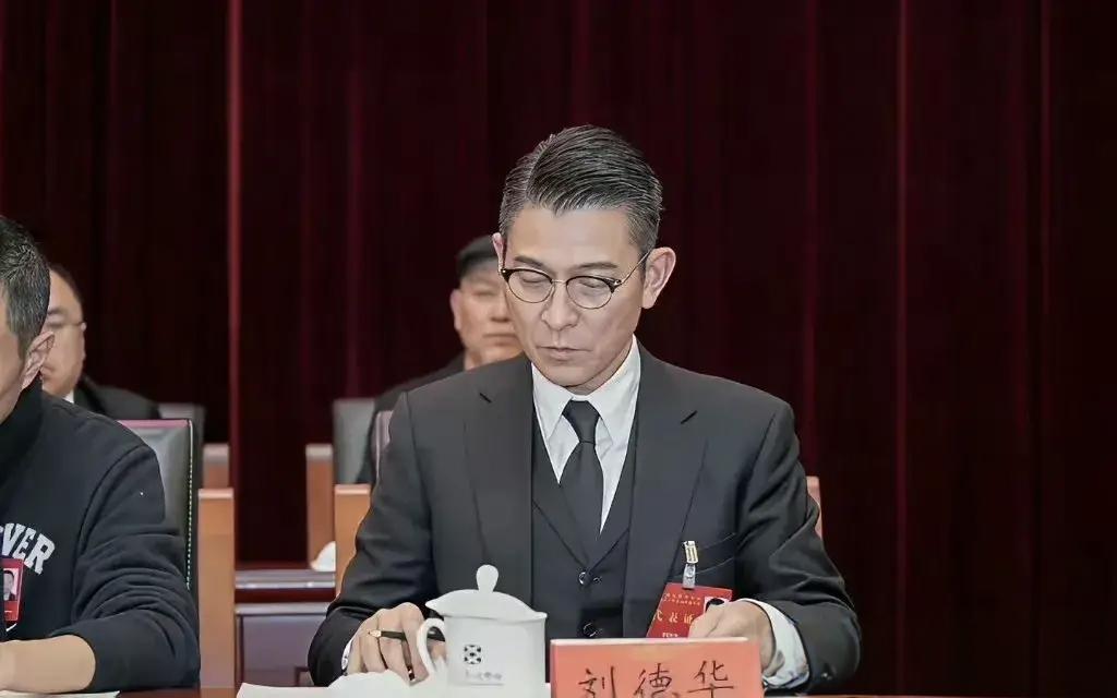 从港风偶像到文联副主席，刘德华用几十年告诉你：什么才是真魅力六十四岁的刘德华，