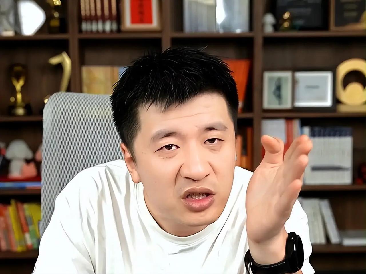 之前本来很讨厌张雪峰这人，他的直播我一直没看过，因为刷到很多切片都是他桀骜不驯