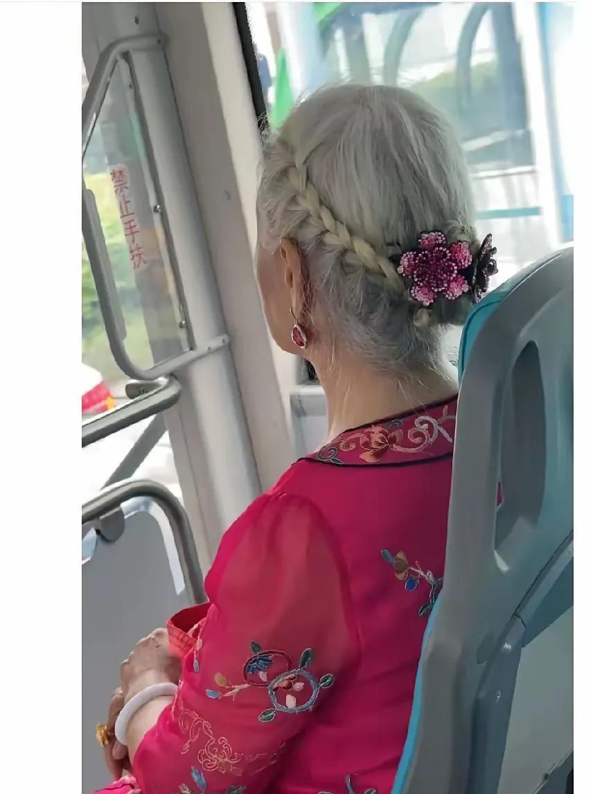 女人无论多大年纪，只要出门就打扮精致一点，不但自己觉得精神。而且会给别人一种赏心
