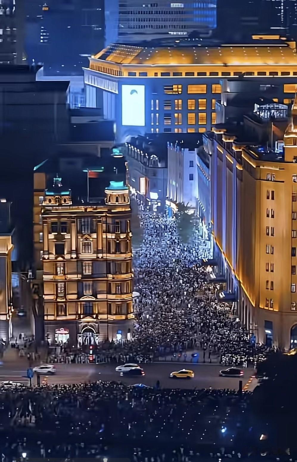 不得不承认，上海就是目前中国最顶级的城市，北上广也得要避其锋芒。春节期间，上海外