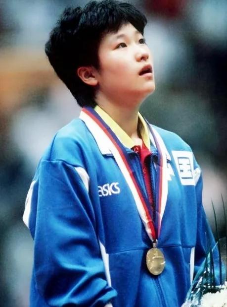1988年汉城奥运会，20岁的陈静拿下乒乓球女单冠军，成为奥运史上首位该项目金牌